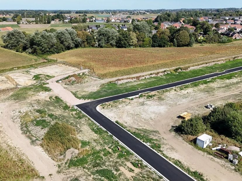 Langs de Hovaerestraat (rechts naast huisnummer 70) in Koekelare realiseren ze deze nieuwe verkaveling waar lot 16 te koop is. Je woont er op een boog