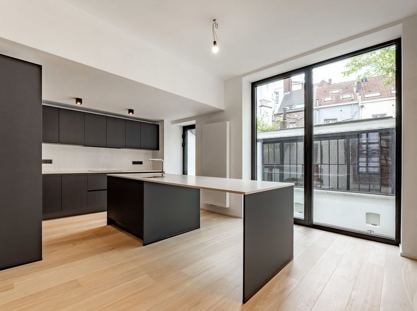 SINT-GILLIS, ideaal gelegen tussen het Parvis en Hotel des Monnaies, schitterend DUPLEX APPARTEMENT (2 slaapkamers / 2 badkamers) van ±225 m² (PEB-opp