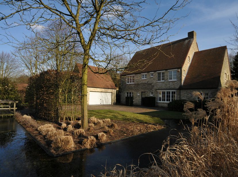 Gelijkvloers:<br />
<br />
Ruime inkomhal met trap, vestiaire en toilet, living met openhaard en eethoek, zithoek, volledig ingerichte leefkeuken met