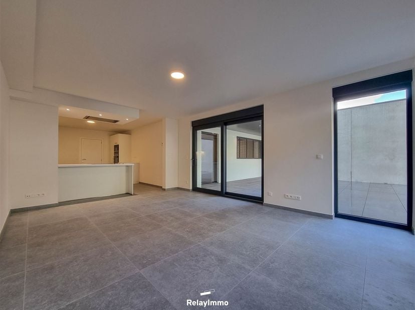 Appartement en rez de chaussée avec deux chambres, terrasse, jardin, cave et emplacement de parking près de la gare de Tournai.<br />
<br />
Composi