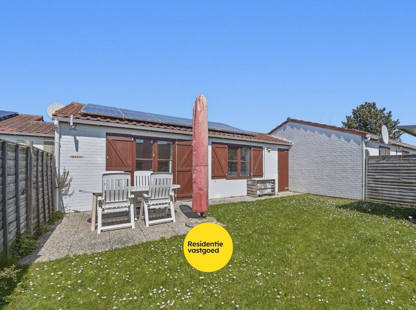 Instapklare en gemeubelde vakantiewoning gelegen in Zeepark Zeewind 1 te Bredene. De woning bevindt zich op minder dan 1 km van het strand en is omgev