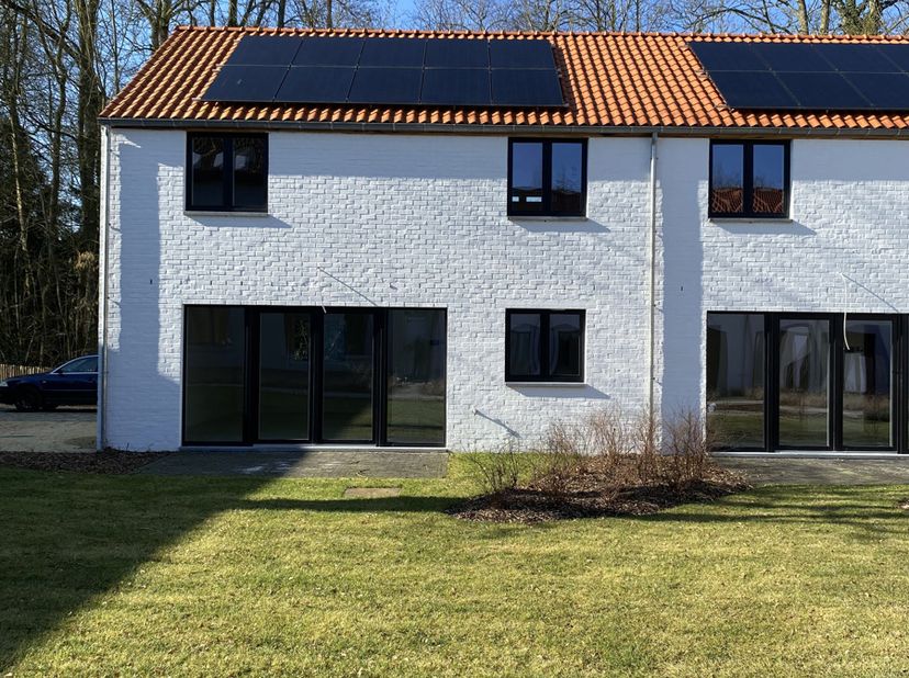 Située dans le projet Hoezebeekhoeve, cette maison neuve à haute efficacité énergétique comprend un grand espace de vie lumineux avec une cuisine ouve
