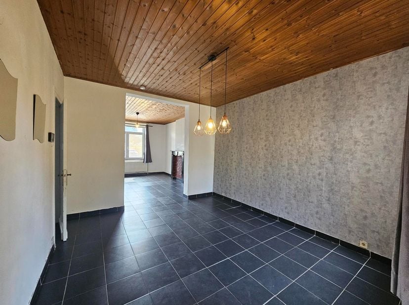 Centraal gelegen woning met 5 slaapkamers en een tuin in Maasmechelen.<br />
<br />
Deze woning heeft een centrale ligging nabij het centrum van De Pa