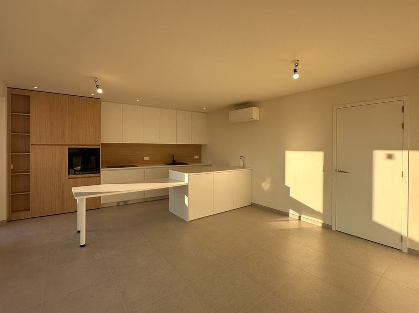 Lichtrijk appartement met 2 slaapkamers, 1 carport en terras&amp;nbsp;te huur. Gelegen op de tweede verdieping in residentie Hart in het centrum van&amp;nbsp;