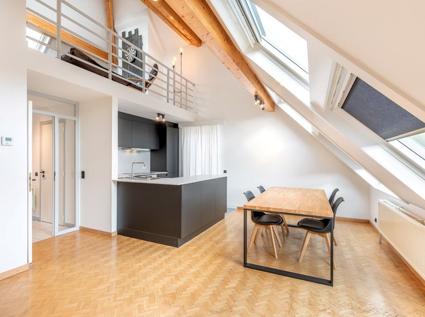 Dit prachtige 2-slaapkamer appartement is gelegen op een zeer rustige toplocatie te Heverlee. Het appartement maakt deel uit van een kleinschalige res