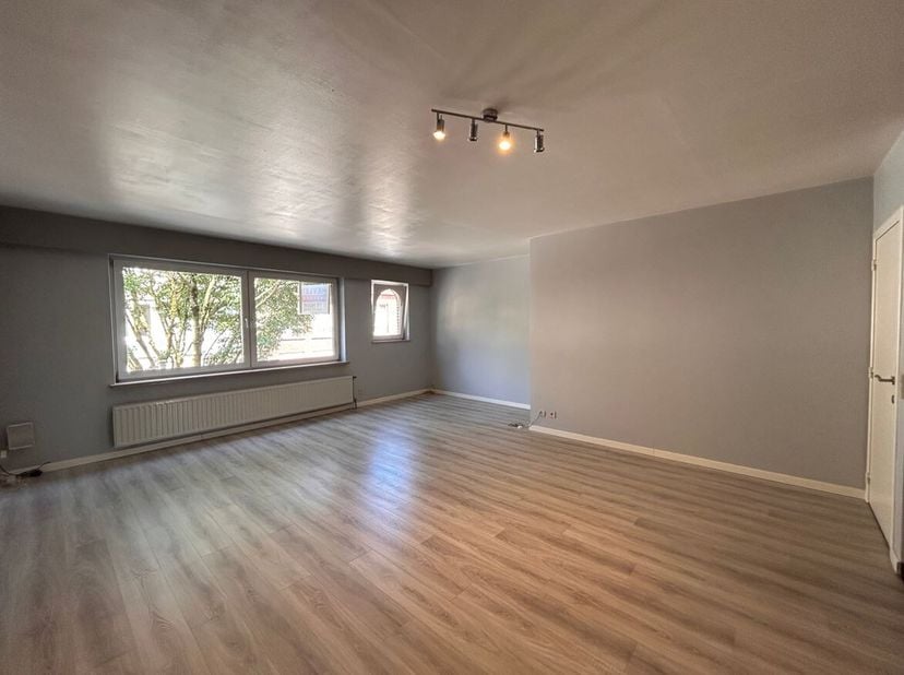 Lichtrijk appartement met 2 slaapkamers en garagebox<br />
Ligging: <br />
Centraal gelegen binnen de ring van Turnhout, vlak bij winkels, horeca en o