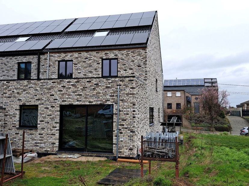 Zeer mooie casco woning gelegen in het gezellige Goetsenhoven. Het pand heeft PVC en ALU ramen met HR+ beglazing, 21 zonnepanelen en regenwaterput van