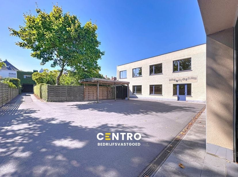 Benaderende OPPERVLAKTEN:<br />
Constructie - bewoonbare oppervlakten<br />
Kantoor: 124 m²<br />
Magazijn: 630 m²<br />
<br />
Grondoppervlakte<br />
