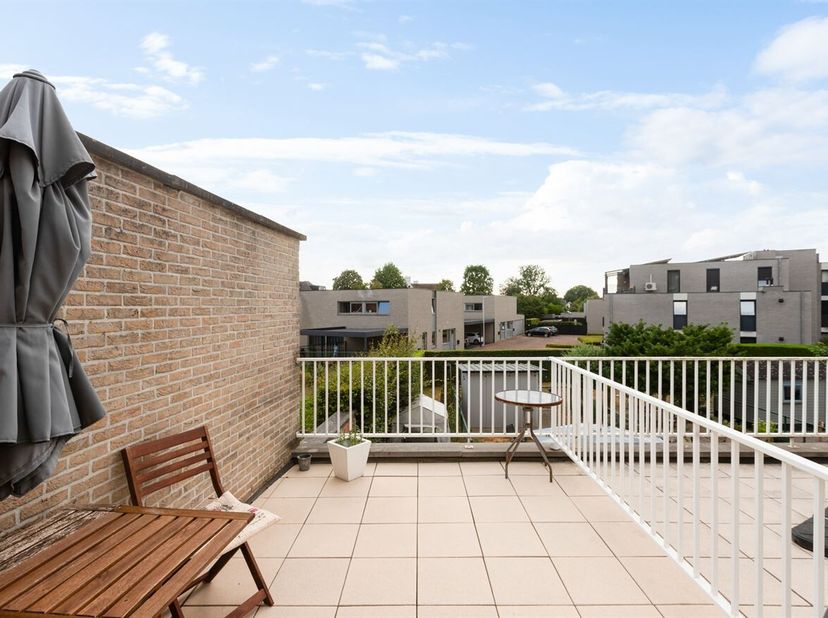 Appartement duplex pratique avec terrasse à Kermt<br />
Cet appartement est situé sur la place de Belgique, dans un endroit facilement accessible et à