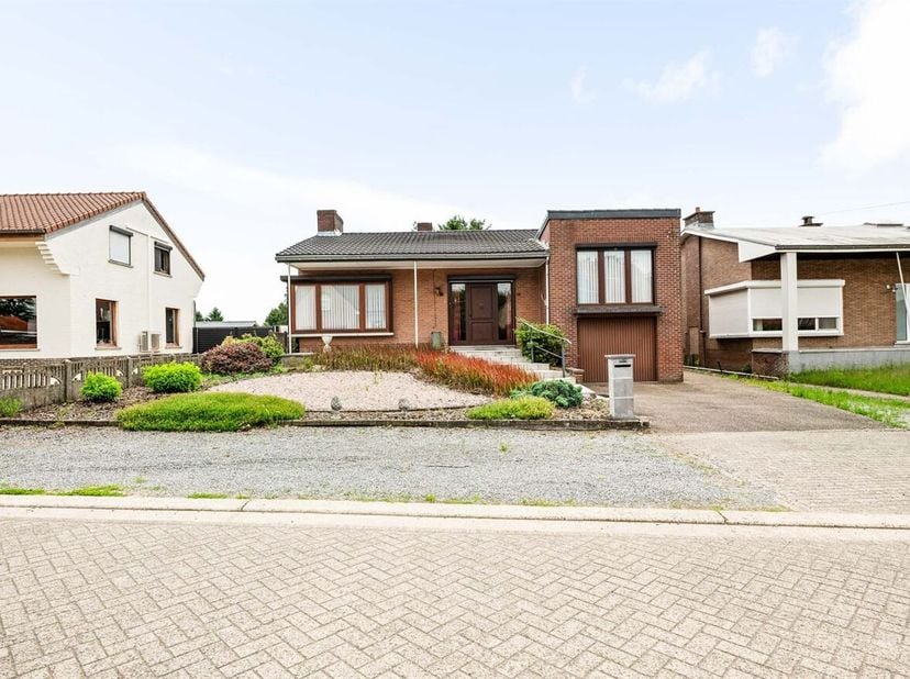 Ruime woning met 3 slaapkamers, veranda en tuin in Meerhout<br />
In de rustige Kapellestraat in Meerhout vinden we deze aangename en functioneel inge