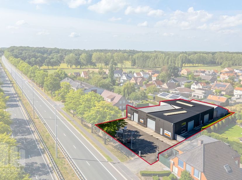 Functioneel bedrijfsgebouw te koop op een uitstekende zichtlocatie langs de N44. De site is zeer goed bereikbaar, vlak aan de N44 met een vlotte verbi