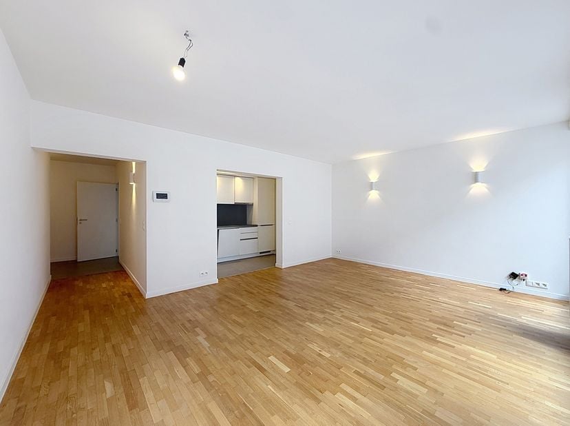 QUARTIER EUROPÉEN – Idéalement situé à proximité immédiate des institutions européennes, bel appartement 2 chambres de ± 90 m², situé au 3ème étage d’