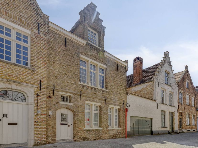 Spacieuse maison de ville de 6 chambres avec garage à l'arrière, idéalement située dans le centre historique de Bruges, dans le charmant quartier Onze