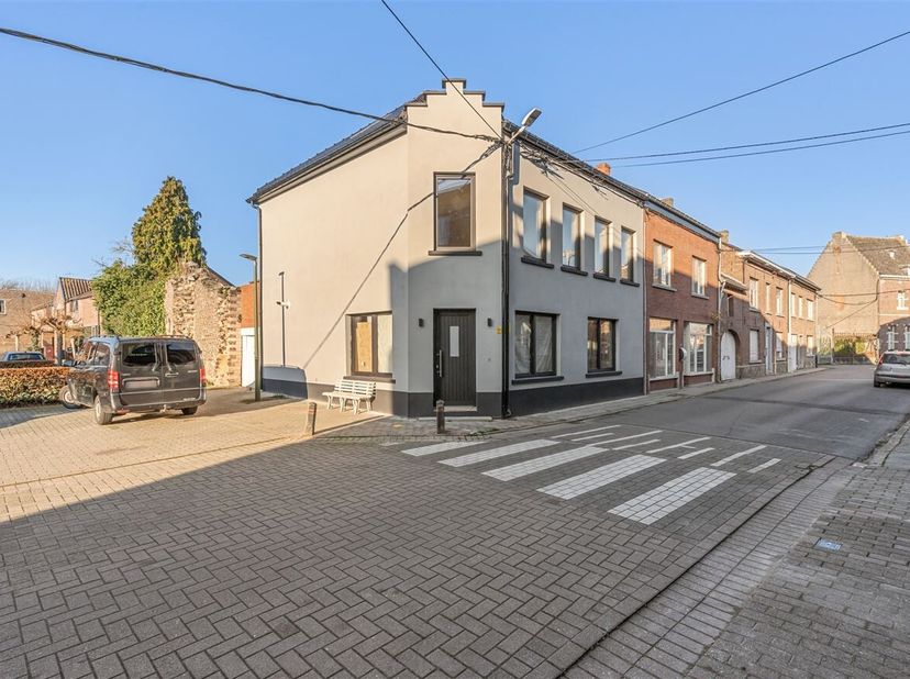 Casco woning met veel potentieel op landelijke ligging te Zoutleeuw<br />
Casco woning met een bewoonbare oppervlakte van ca. 285 m², gelegen in een r
