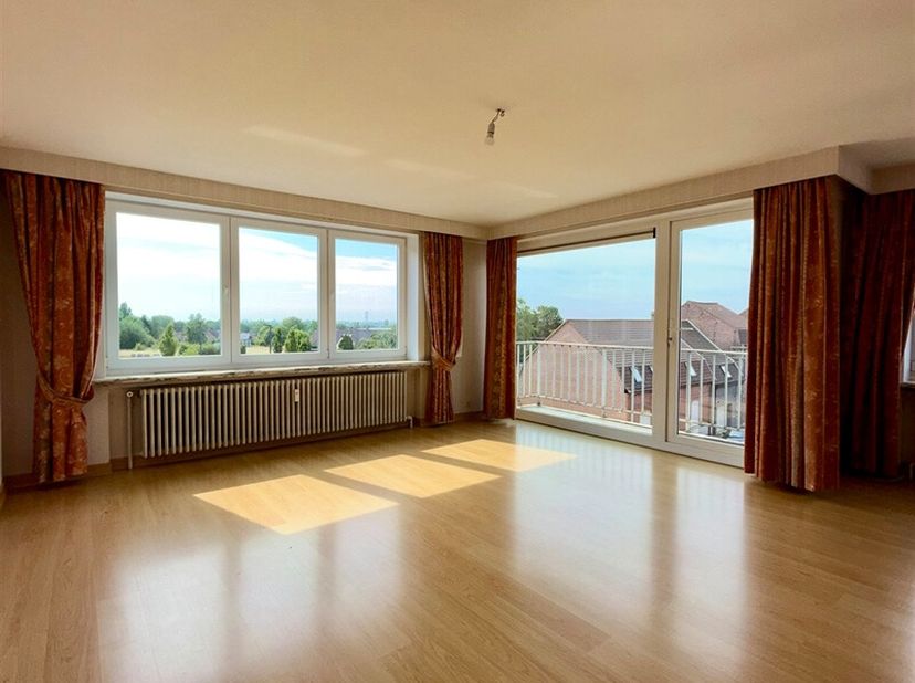 À louer  Appartement 2 chambres à Mouscron<br />
Disponible immédiatement, cet appartement très lumineux se compose d'un séjour, de deux chambres, d'u