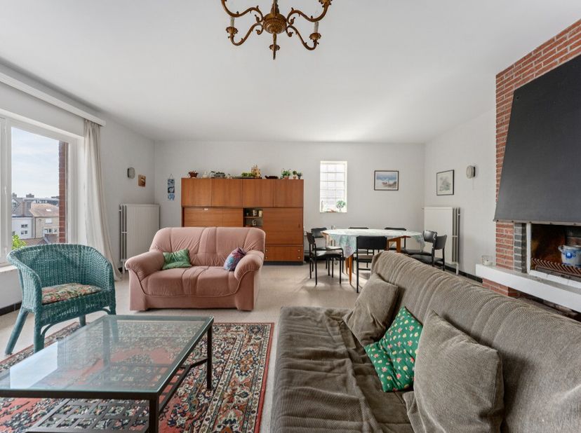 Oostuinkerke: te renoveren appartement in een rustige villawijk.Dit te renoveren appartement is gelegen in een rustige en groene villawijk. Het biedt