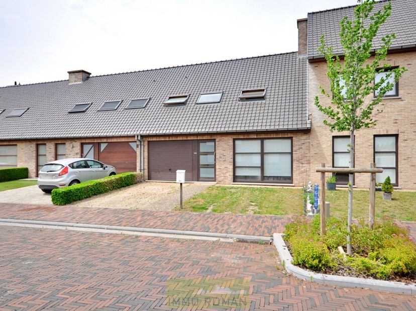 Deze goed onderhouden woning met 3 slaapkamers en tuin treffen we in een doodlopende straat in het centrum van Berchem, deelgemeente van Kluisbergen!