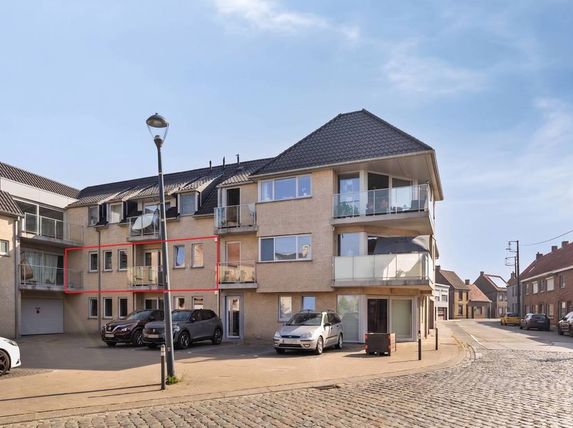 Op een centrale ligging aan het Vladsloplein in Vladslo, deelgemeente van Diksmuide, bevindt zich dit instapklare appartement te koop. <br />
<br />
D