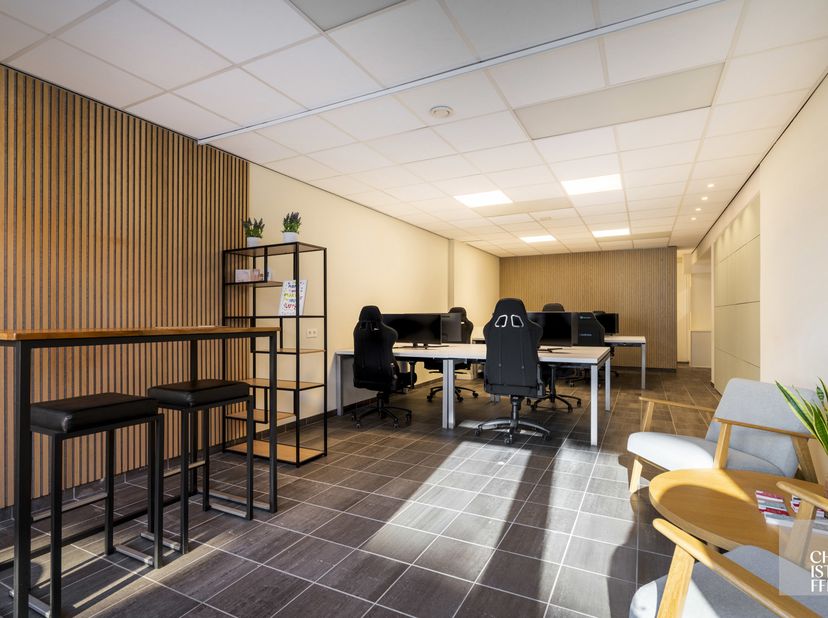 Indeling en afwerking<br />
Dit handelspand wordt momenteel gebruikt als kantoorruimte en beschikt over een kwalitatieve afwerking met een voornamelij
