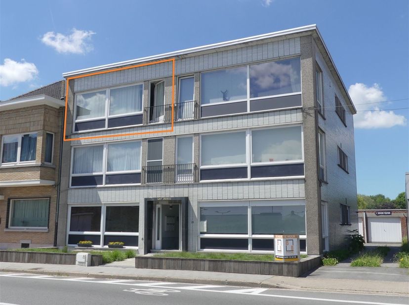 Langs de verbindingsweg Diksmuide richting Roeselare, net bij het buiten rijden van het centrum, treft u dit zonnig en gezellig appartement op het 2de