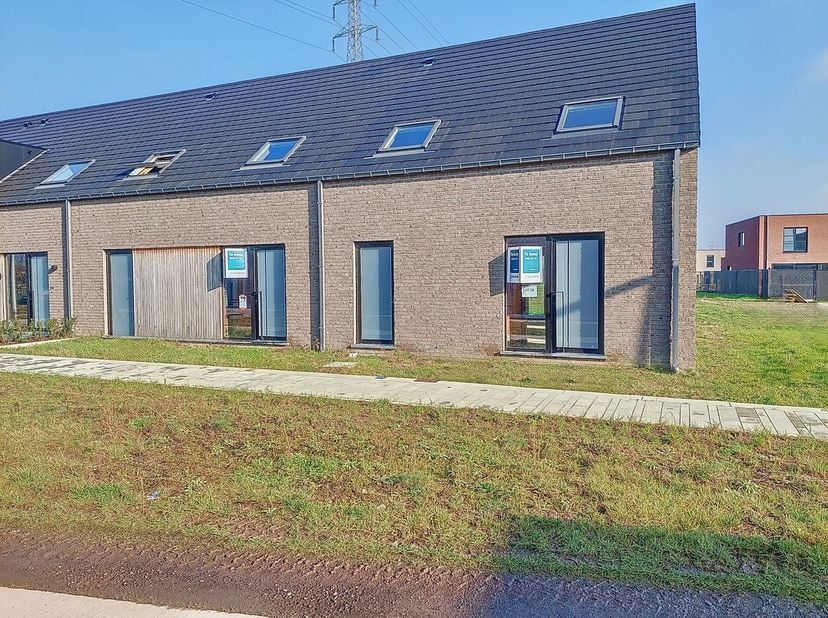 Deze woning wordt gebouwd in het vernieuwend woonproject ‘Roobaertpark’, een rustige buurt die vernieuwend groen, open en verkeersarm is ingericht aan
