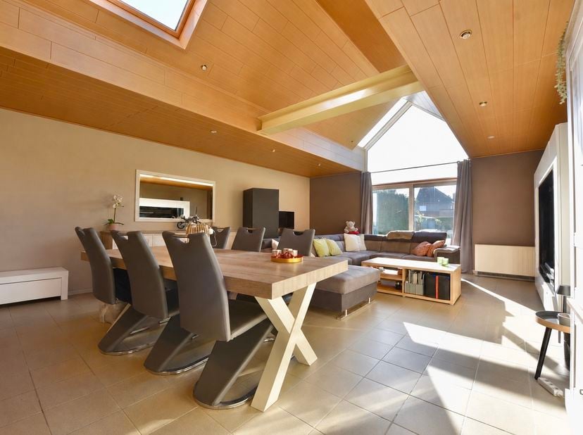 UNIEKE KANS – Polyvalent gebouw met 2 volwaardige wooneenheden!<br />
<br />
Bent u op zoek naar een slimme investering of een ruime woning voor twee