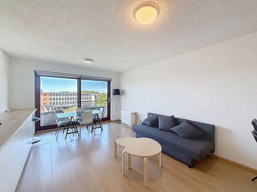 Bien présenté par Élisabeth du Chastel : 0495 79 78 58 / elisabeth.duchastel@victoire.be<br />
Victoire Junot vous propose un appartement meublé avec