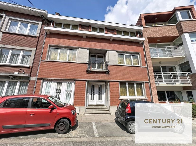 Century 21 Immo Dewaele presenteert u met veel plezier dit karakteristieke huis op een perceel van 2,47 are. Op slechts 5 minuten lopen van het centru
