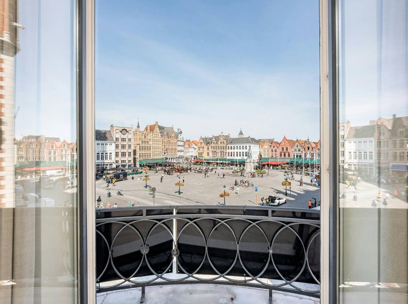 Dit luxueuze appartement te huur in Brugge geniet van een uitstekende bereikbaarheid en alle voorzieningen liggen op wandelafstand. Denk hierbij aan w