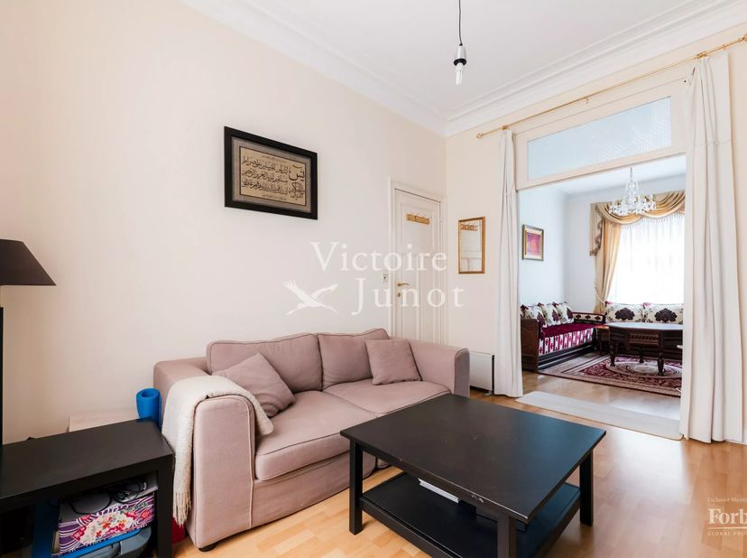 Victoire-Junot heeft het genoegen u deze prachtige bourgeoiswoning voor te stellen, ideaal gelegen op een steenworp afstand van het Van Meenen-plein e