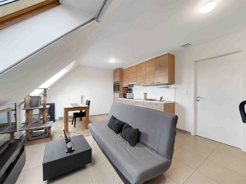Mooi appartement op de 2e verdieping van een gebouw uit 2016. <br />
Bestaat uit een woonkamer die uitkomt op een ingerichte keuken, een badkamer, een