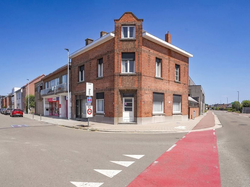 In het centrum van Ramsdonk bevindt zich dit voormalige café met woonst, een eigendom met een bewoonbare oppervlakte van maar liefst 270 m² en tal van