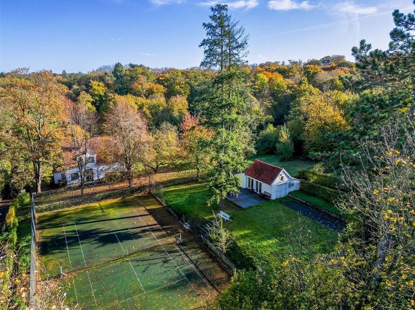 Property One vous propose un terrain d’exception idéalement situé dans l’une des avenues les plus prisées de Linkebeek.<br />
Cette parcelle parfaite