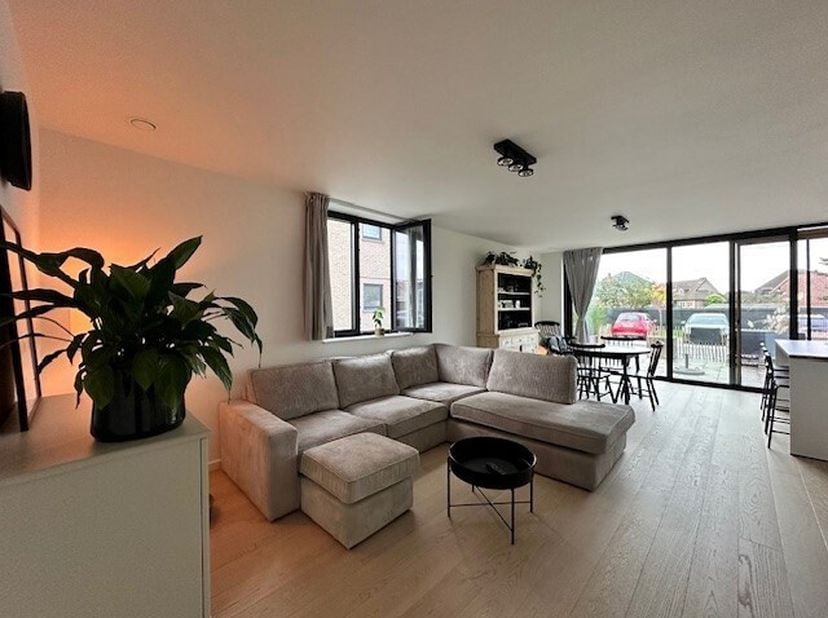 Dit nieuwbouw appartement is gelegen op het gelijkvloers van een kleinschalige residentie van 4 eenheden op een prachtige locatie op het dorpsplein va