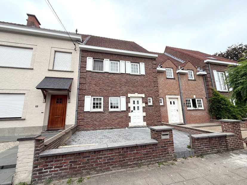 Op zoek naar een ruime woning met veel mogelijkheden, vlak bij het station, scholen, winkels én Provinciedomein De Gavers? Dan is deze woning zeker he