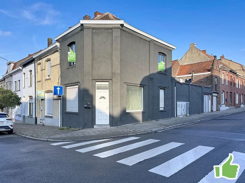 Jolie maison 3 façades de 138 m2 avec 3 grandes chambres et une grande terrasse<br />
Habitation d'angle assez lumineuse avec grand living, spacieuse
