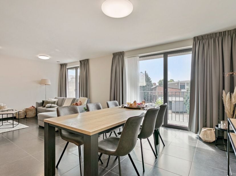Prachtig appartement met 2 slpks en terras te huur in Geel:Indeling: inkomhal, woonkamer met open keuken, terras, apart toilet, badkamer, slaapkamer 1