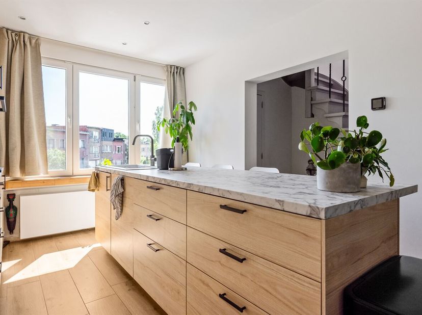 Aangename bel-etage met 3 slaapkamers en tuin!<br />
Op zoek naar een instapklare woning in een rustige, goed bereikbare wijk? Deze verzorgde bel-etag