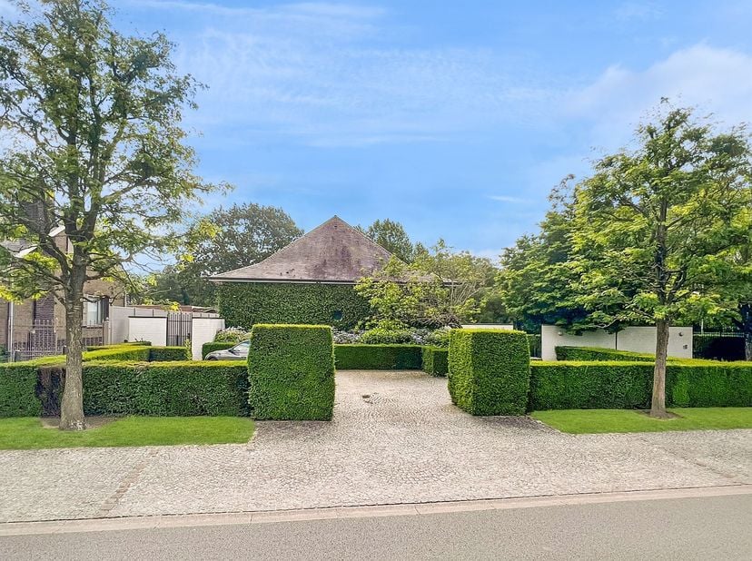 Verscholen in het groen en omgeven door rust bevindt zich dit uitzonderlijke domein in Wortegem-Petegem, op slechts enkele minuten van de E17. Via de