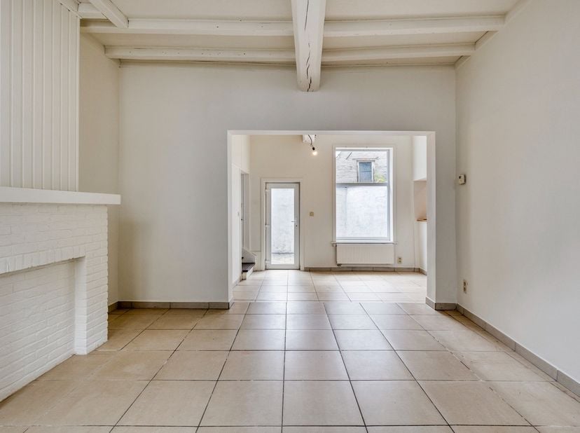 In het centrum van Geraardsbergen bevindt zich deze ENERGIEZUINIGE woning. Winkels, scholen en openbaar vervoer bevinden zich in de directe nabijheid.