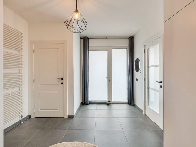 In Opitter bevindt zich deze instapklare en volledig gerenoveerde gezinswoning op een perceel van maar liefst 10a 50ca. Hier geniet u van rust, ruimte