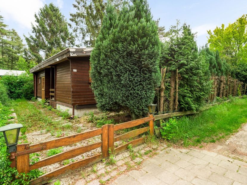 Gezellige chalet met 3 slaapkamers<br />
<br />
!Alle inboedel blijft!<br />
<br />
Ligging<br />
<br />
Deze charmante chalet/vakantiewoning is