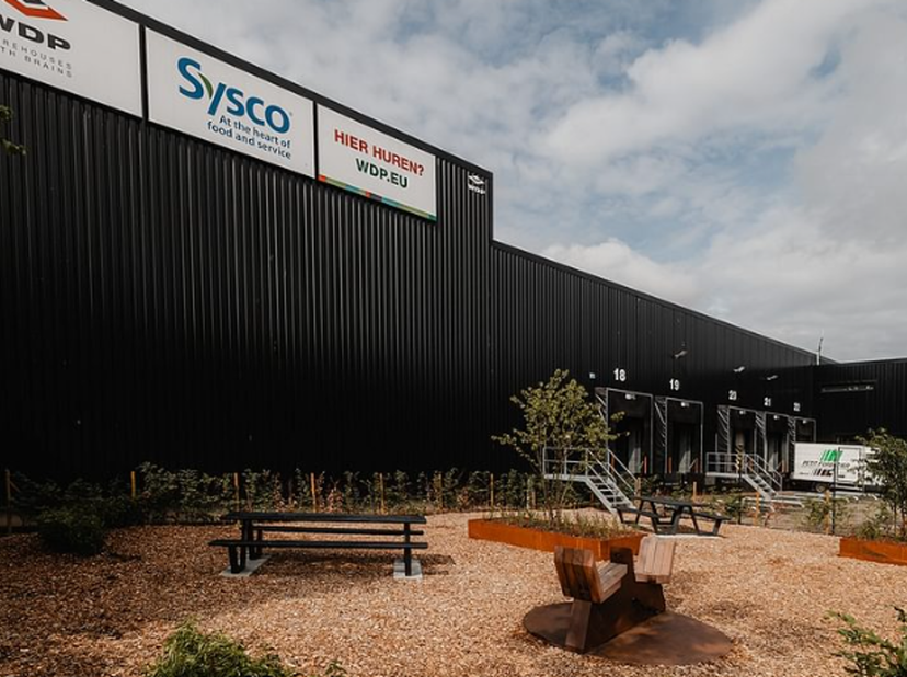 Magazijn 2 van 3.137m² m² te huur. Dit pand is gelegen langs de Rijksweg te Bornem. <br />
De uitstekende ligging langs de N16 zorgt voor een vlotte t