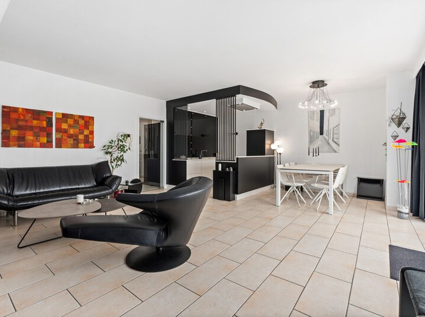 Unieke kans op topligging!Deze exclusieve gemeubelde penthouse met 2 slaapkamers bevindt zich op de 7e verdieping met een adembenemend zonneterras. De