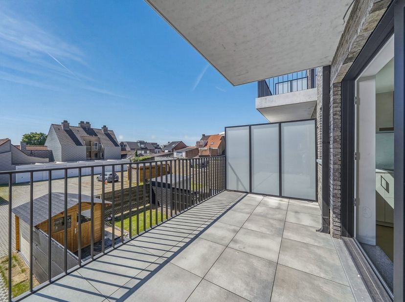 Ontdek dit stijlvolle nieuwbouwappartement in het hart van Westkerke. Dit appartement, opgeleverd in 2026, beschikt over een leefruimte met open keuke