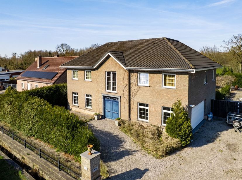 Energiezuinige woning met 4 slaapkamers, zolder, garage en volledig onderkelderd te Houtvenne.<br />
<br />
<br />
Via de inkomhal, voorzien van ee