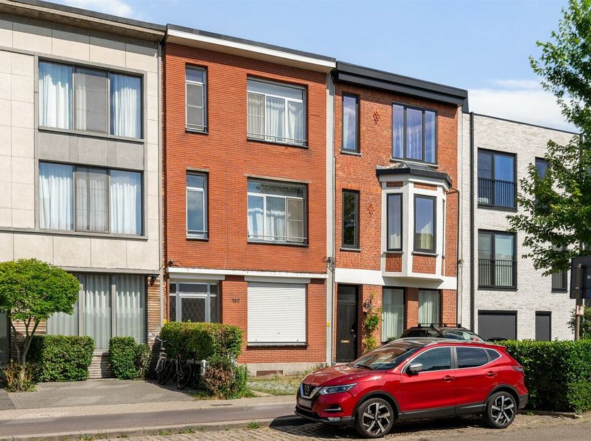Opbrengsteigendom bestaande uit drie appartementen met een totale huuropbrengst van ca. € 2.700/maand op centrale locatie te Mortsel.<br />
Ligging: G