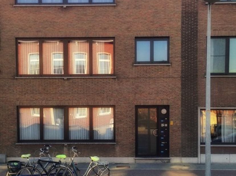 Ligging:&amp;nbsp;<br />
Het appartement is gelegen op de tweede verdieping in het centrum van Hofstade, op wandelafstand van het station. Verder ligt het