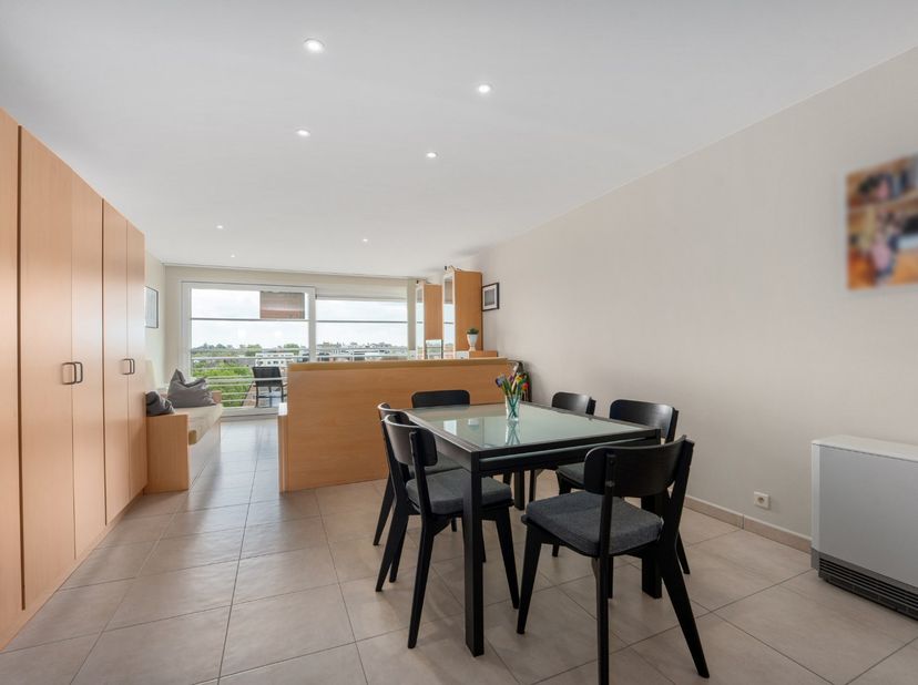 Appartement de 2 chambres à coucher ensoleillé et très bien entretenu à vendre à 50 mètres du bord de mer. Grand living avec terrasse ensoleillée et c