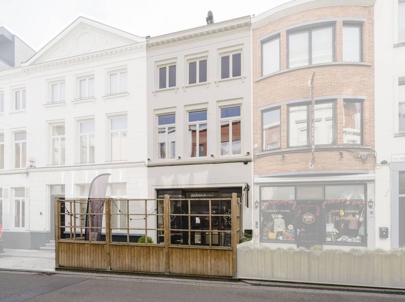 Karaktervol handelspand te koop in historisch centrum van Kortrijk. Het pand wordt verkocht met alle roerende goederen inbegrepen. (niet inbegrepen in